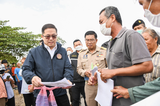 เลขานุการรัฐมนตรีประจำสำนักนายกรัฐมนตรี ลงพื้นที่ศึกษาสภาพข้อเท็จจริงในพื้นที่ยื่นคำขอเพื่อจัดให้มีโฉนดชุมชน ชุมชนบ้านดอนฮังเกลือ ตำบลบึงเกลือ อำเภอเสลภูมิ จังหวัดร้อยเอ็ด