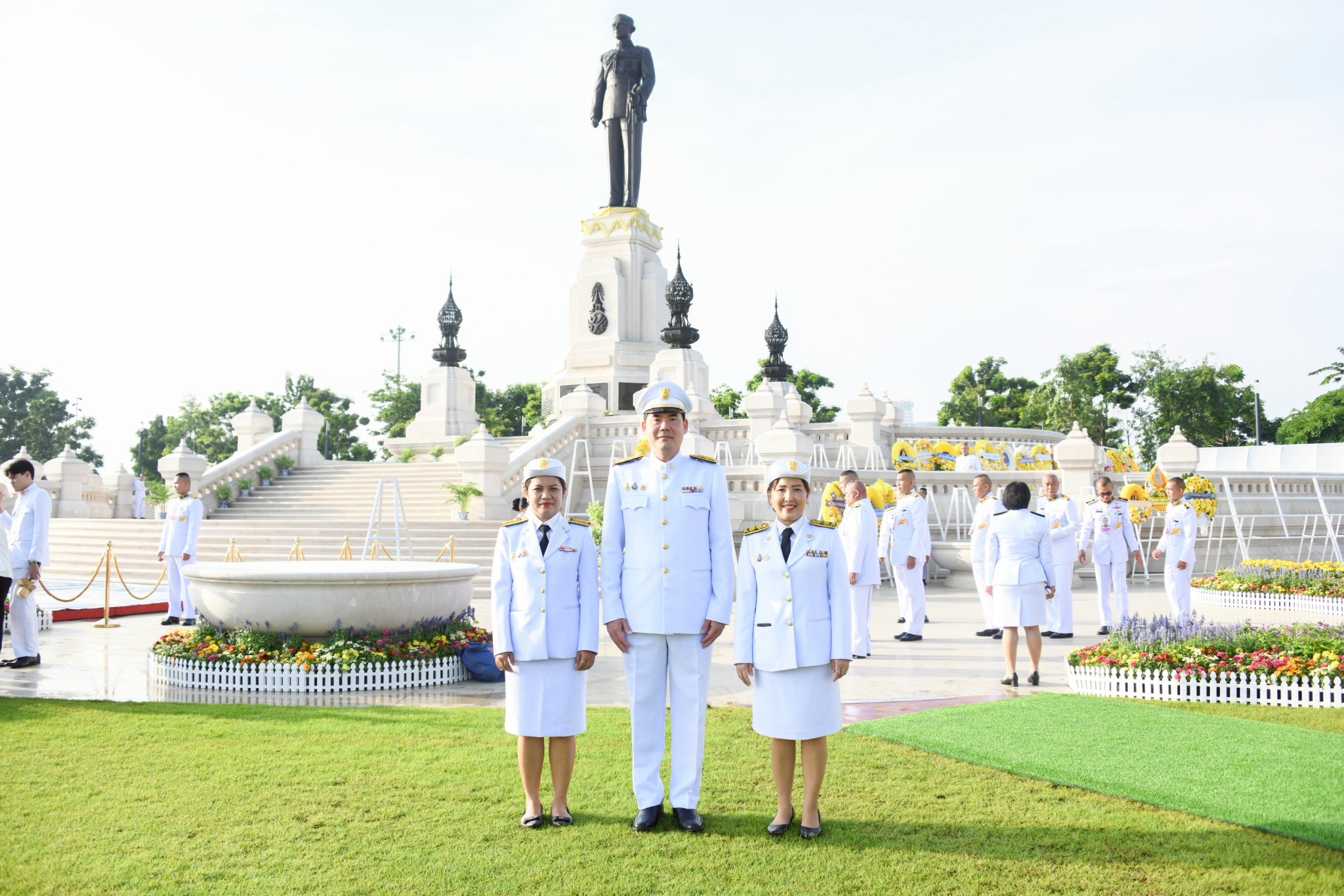 สคทช. วางพวงมาลาถวายราชสักการะพระบรมราชานุสาวรีย์ พระบาทสมเด็จพระบรมชนกาธิเบศร มหาภูมิพลอดุลยเดชมหาราช บรมนาถบพิตร เนื่องในวันนวมินทรมหาราช พุทธศักราช ๒๕๖๘