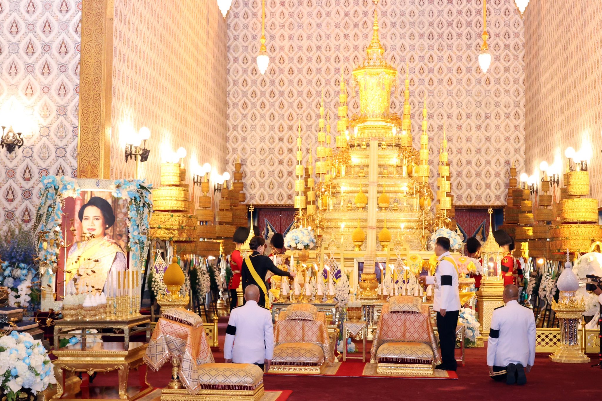 ดร.รวีวรรณฯ ผอ.สคทช. ร่วมเฝ้าฯ รับเสด็จพระบามสมเด็จพระเจ้าอยู่หัว และสมเด็จพระนางเจ้า ฯ พระบรมราชินี ในพระราชพิธีทรงบำเพ็ญพระราชกุศลสัตตมวาร ถวายพระบรมศพ สมเด็จพระนางเจ้าสิริกิติ์ พระบรมราชินีนาถ พระบรมราชชนนีพันปีหลวง